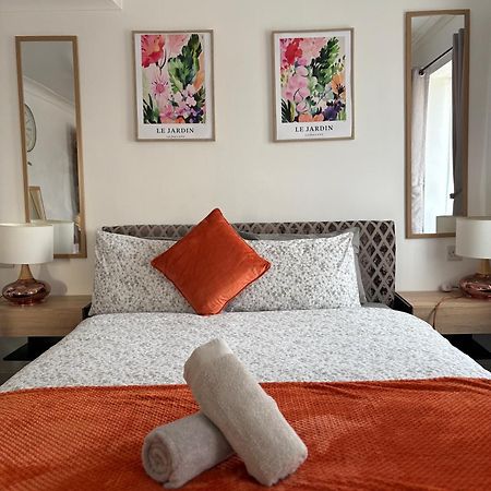 Luton Lodge - Newly Renovated Ideal For Short Stay, Close To Airport Train Station, Free Parking Off Street , Luxury Comfort In Low Price Екстериор снимка