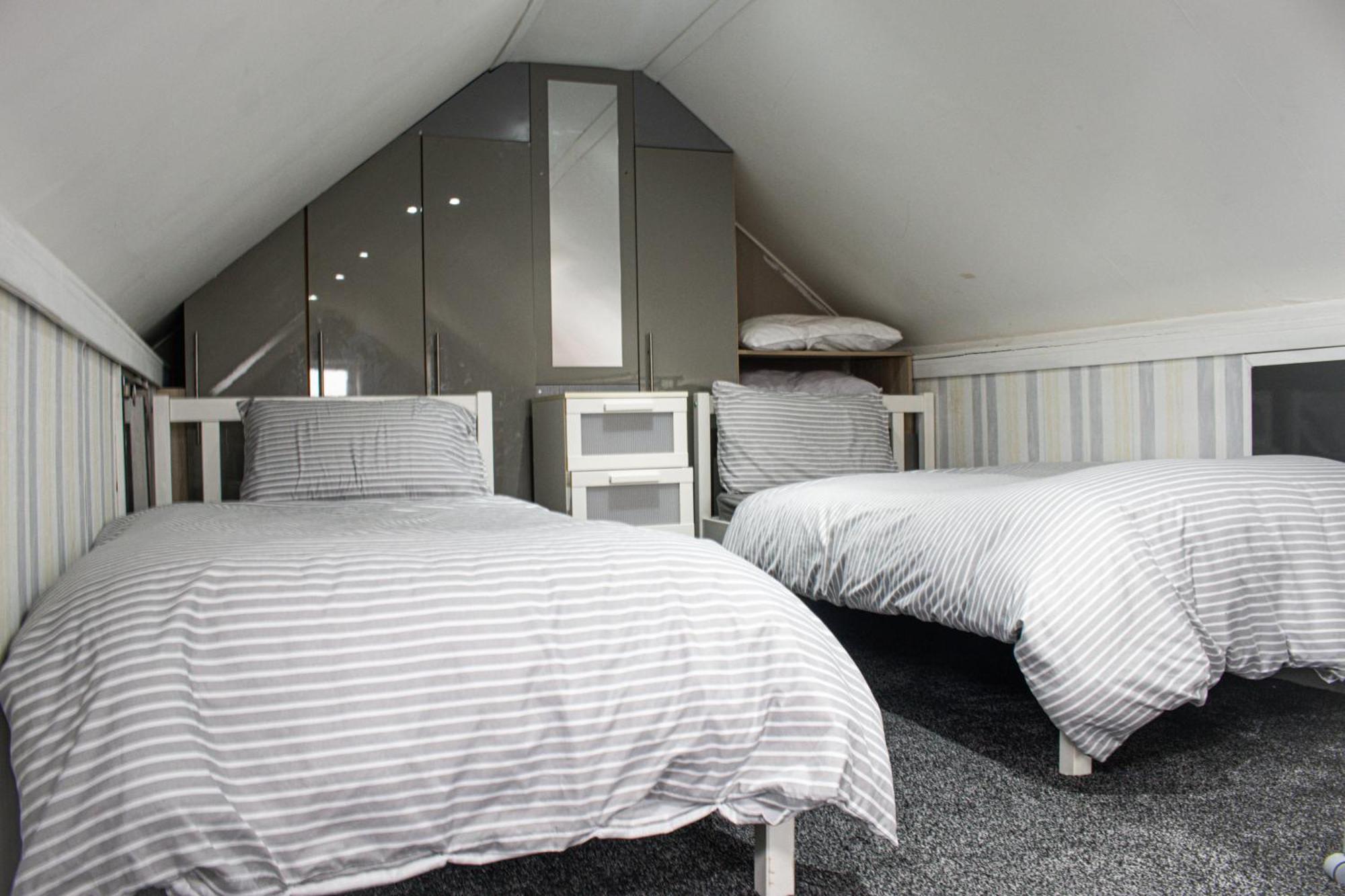 Luton Lodge - Newly Renovated Ideal For Short Stay, Close To Airport Train Station, Free Parking Off Street , Luxury Comfort In Low Price Екстериор снимка