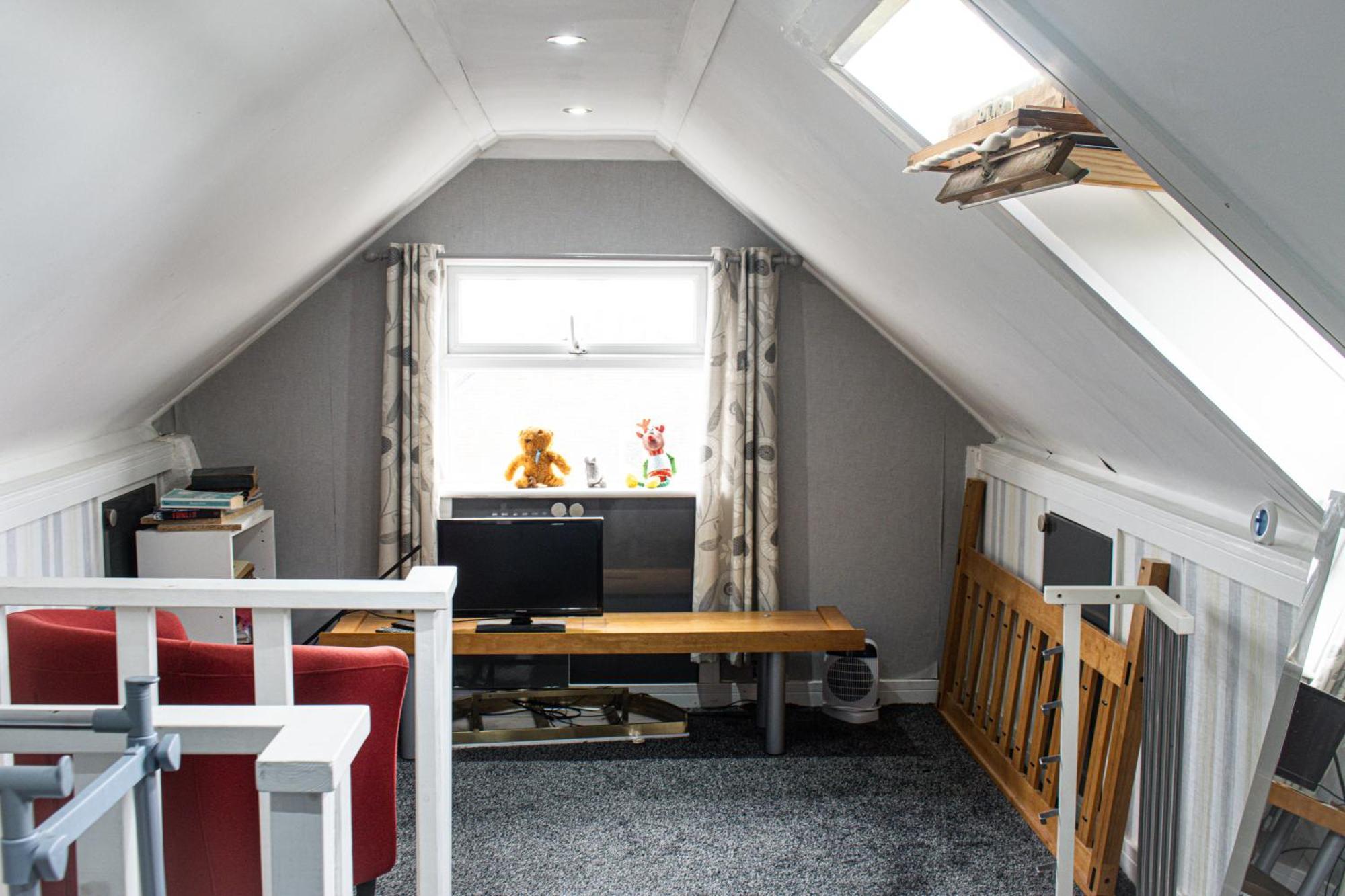 Luton Lodge - Newly Renovated Ideal For Short Stay, Close To Airport Train Station, Free Parking Off Street , Luxury Comfort In Low Price Екстериор снимка