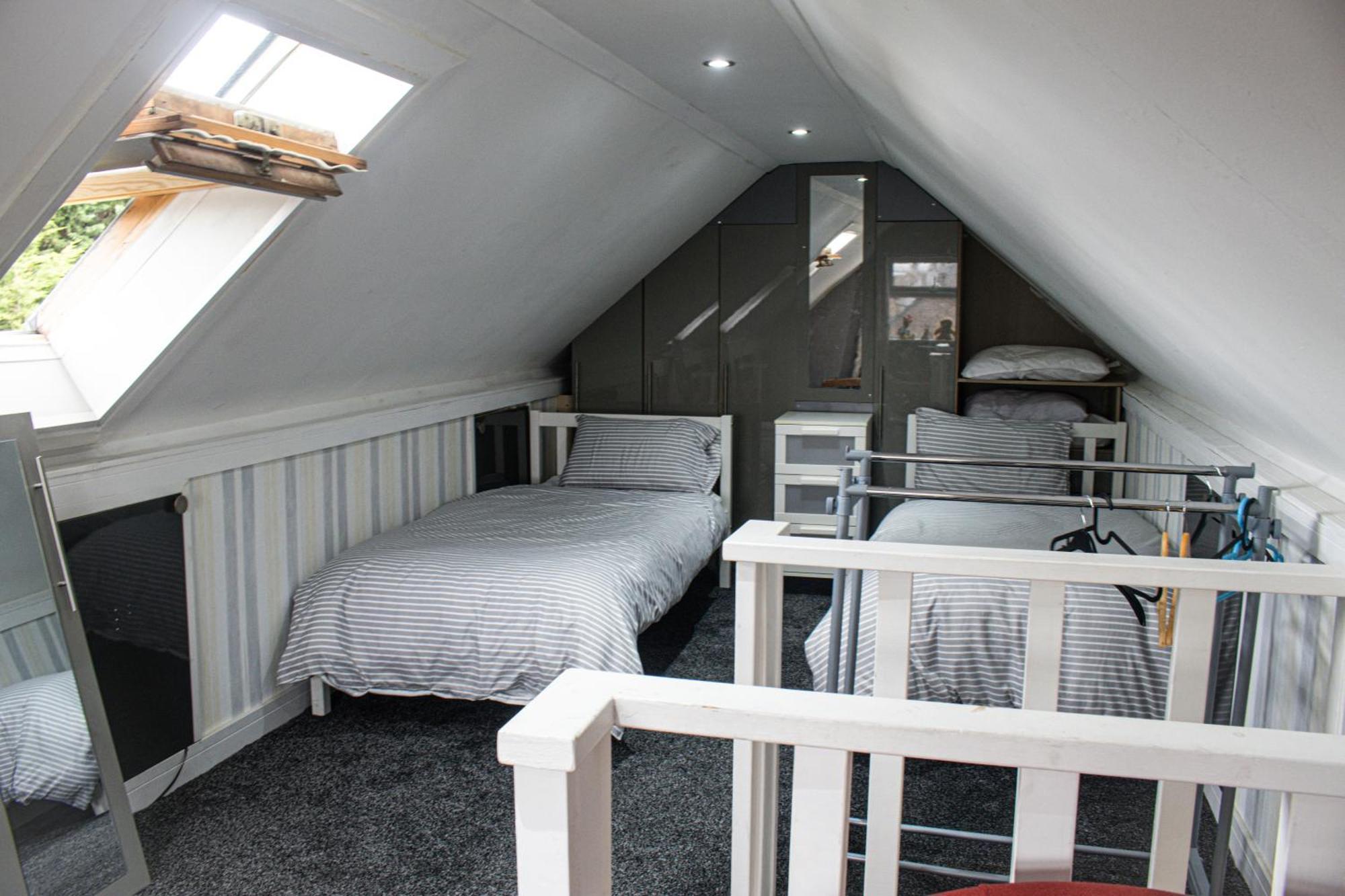 Luton Lodge - Newly Renovated Ideal For Short Stay, Close To Airport Train Station, Free Parking Off Street , Luxury Comfort In Low Price Екстериор снимка