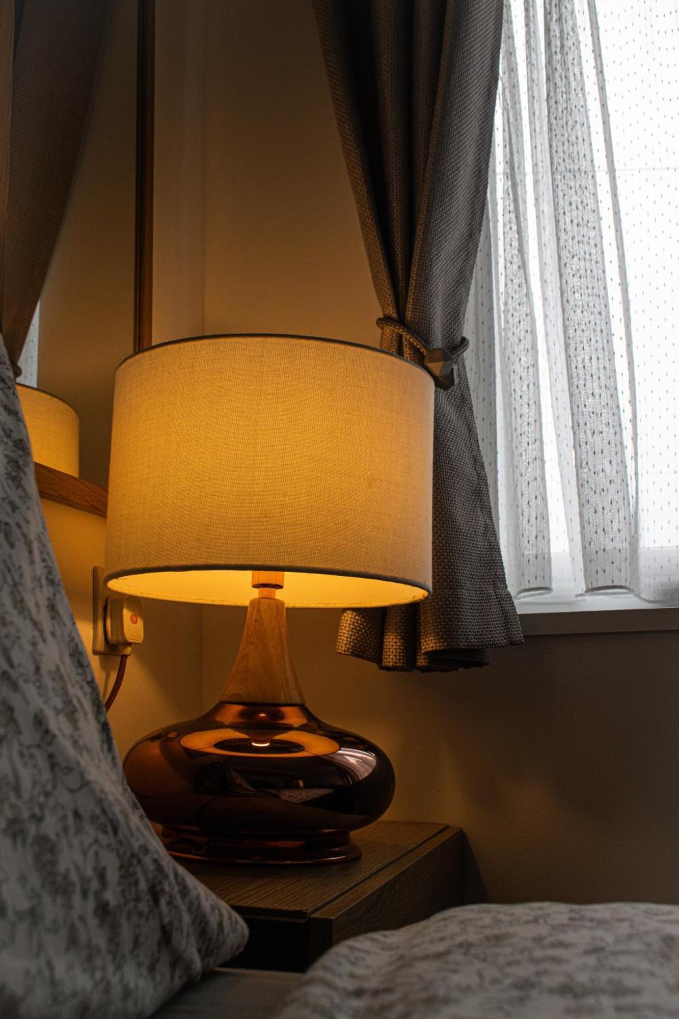 Luton Lodge - Newly Renovated Ideal For Short Stay, Close To Airport Train Station, Free Parking Off Street , Luxury Comfort In Low Price Екстериор снимка