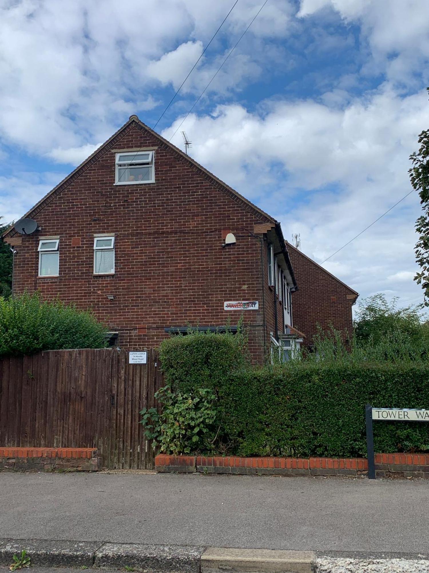 Luton Lodge - Newly Renovated Ideal For Short Stay, Close To Airport Train Station, Free Parking Off Street , Luxury Comfort In Low Price Екстериор снимка
