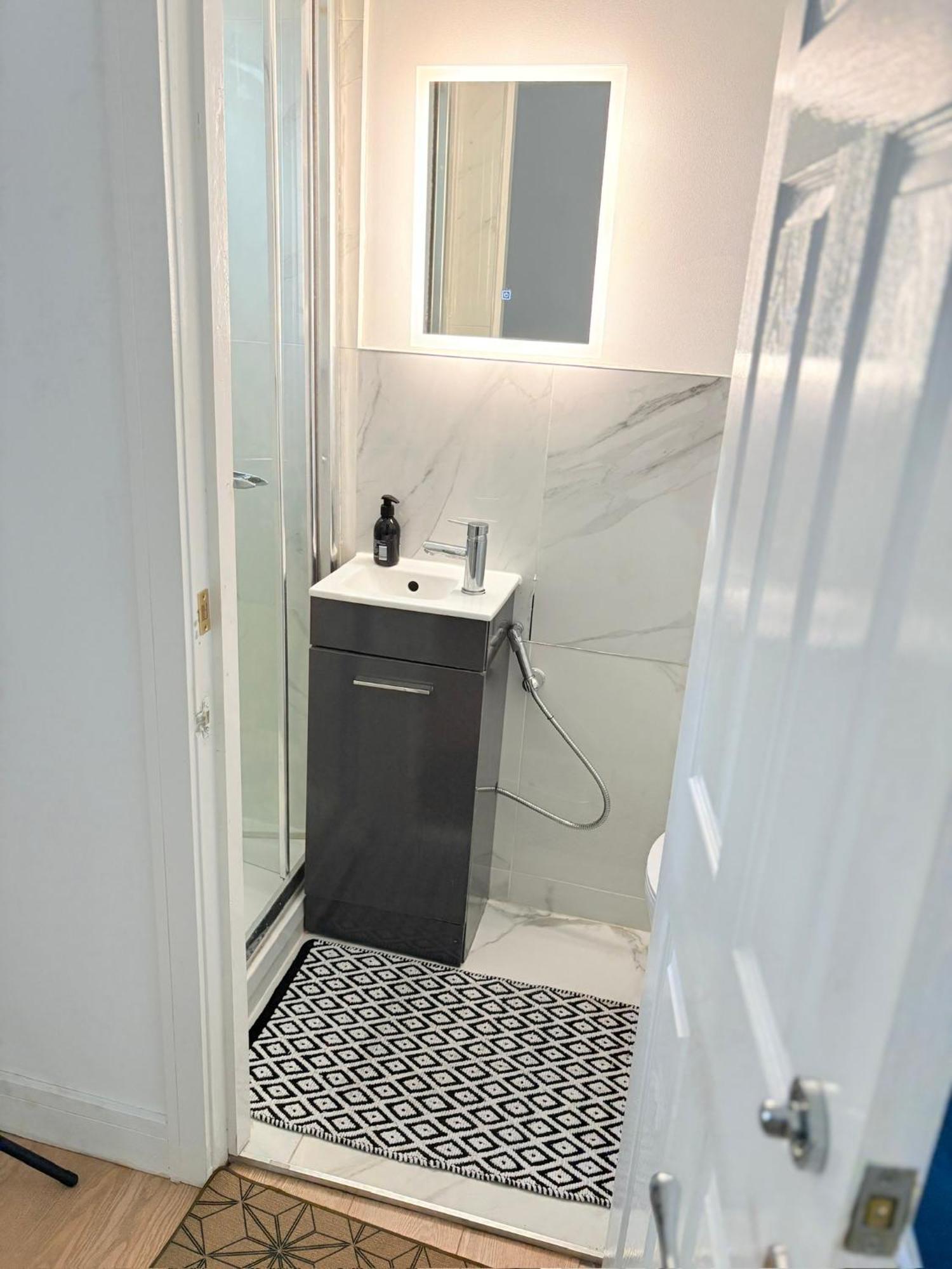 Luton Lodge - Newly Renovated Ideal For Short Stay, Close To Airport Train Station, Free Parking Off Street , Luxury Comfort In Low Price Екстериор снимка