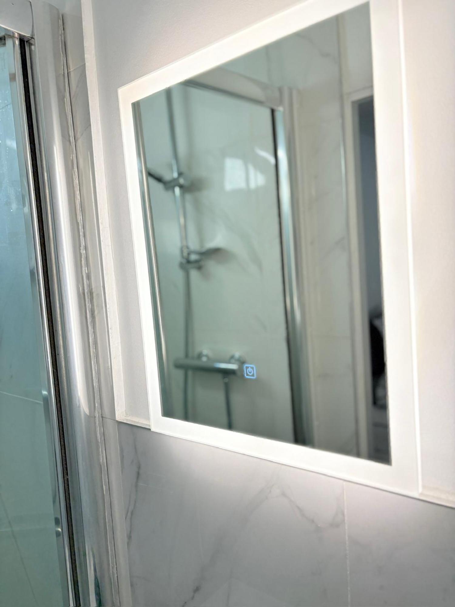 Luton Lodge - Newly Renovated Ideal For Short Stay, Close To Airport Train Station, Free Parking Off Street , Luxury Comfort In Low Price Екстериор снимка