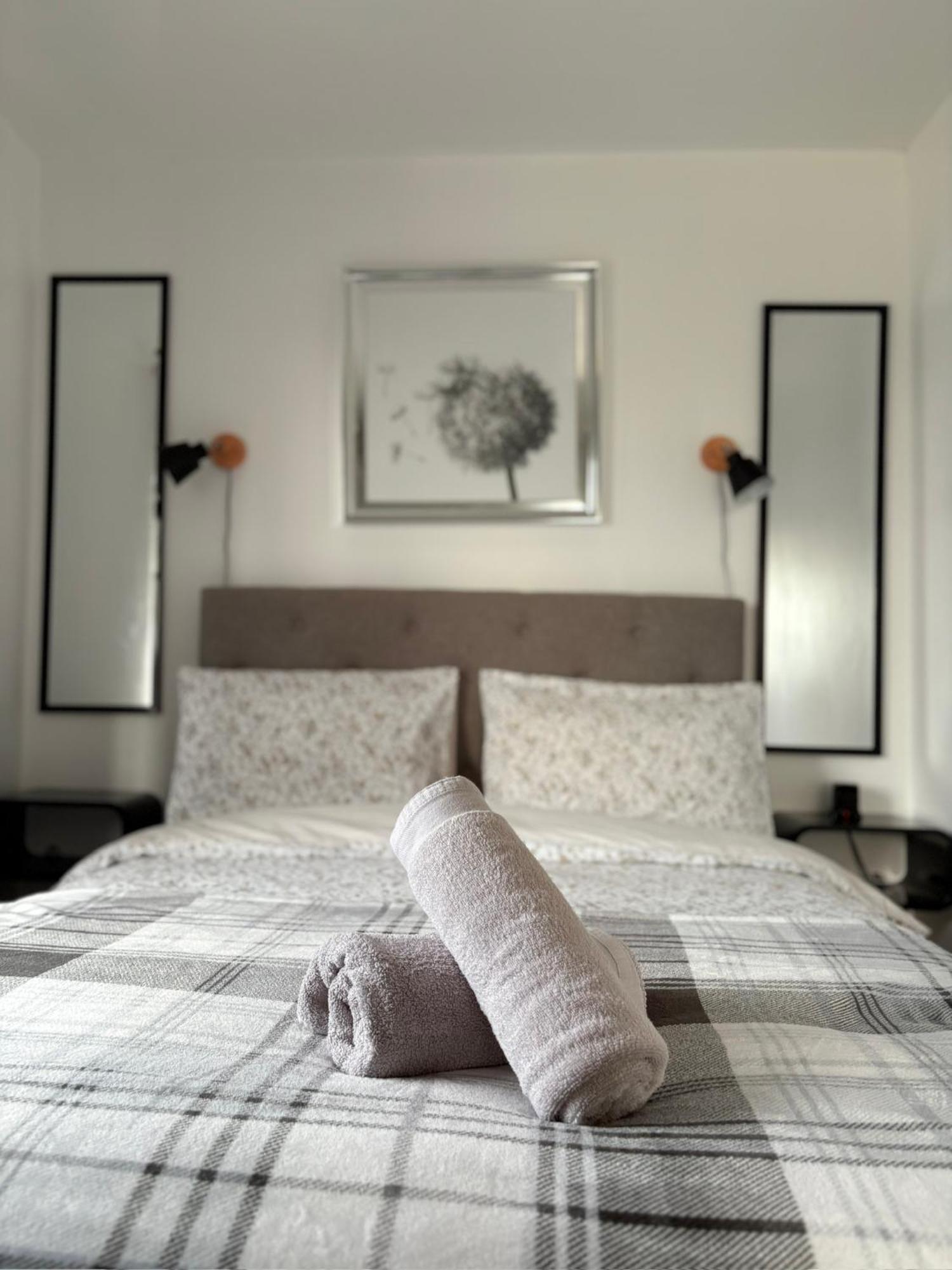 Luton Lodge - Newly Renovated Ideal For Short Stay, Close To Airport Train Station, Free Parking Off Street , Luxury Comfort In Low Price Екстериор снимка