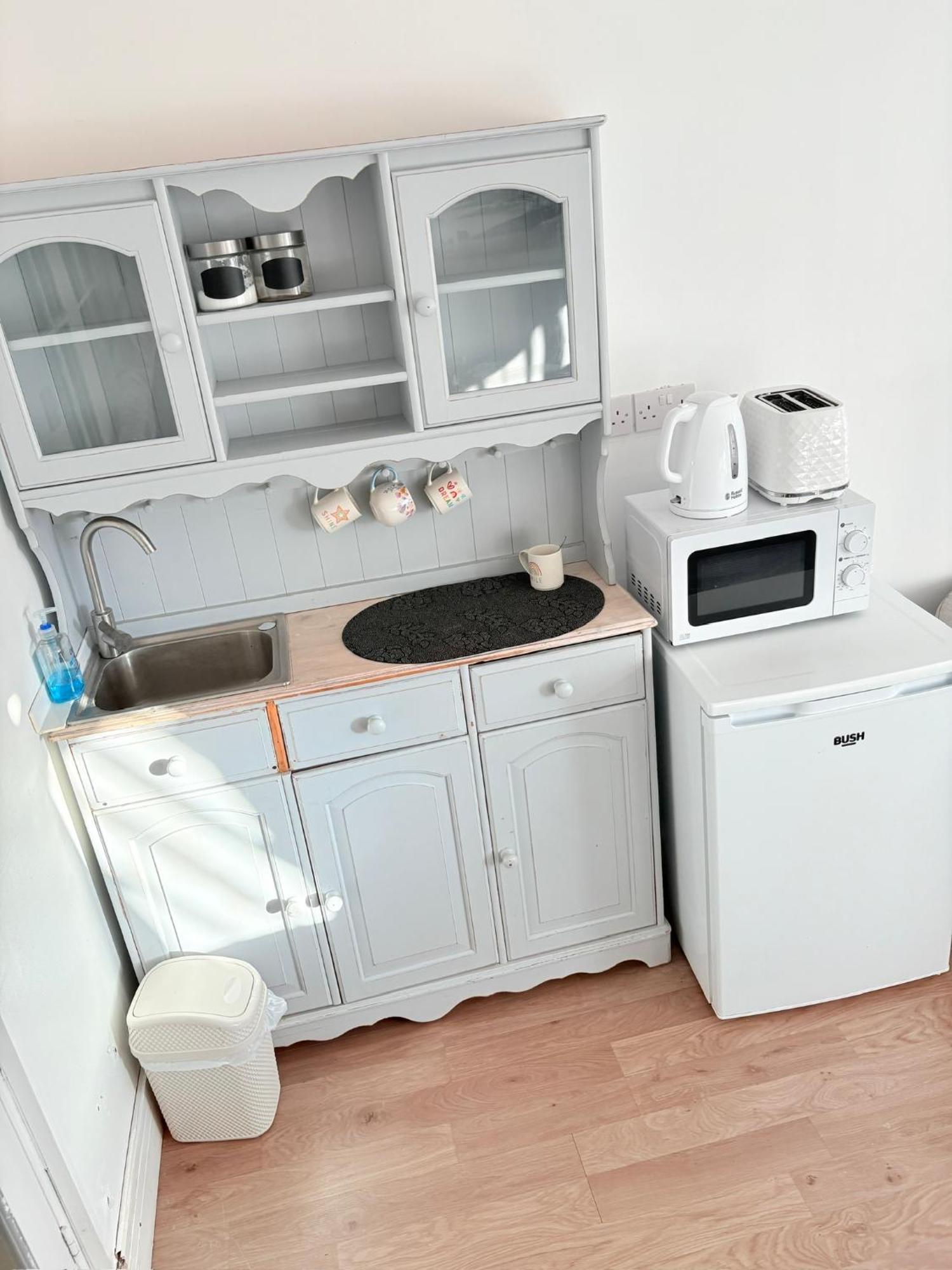 Luton Lodge - Newly Renovated Ideal For Short Stay, Close To Airport Train Station, Free Parking Off Street , Luxury Comfort In Low Price Екстериор снимка