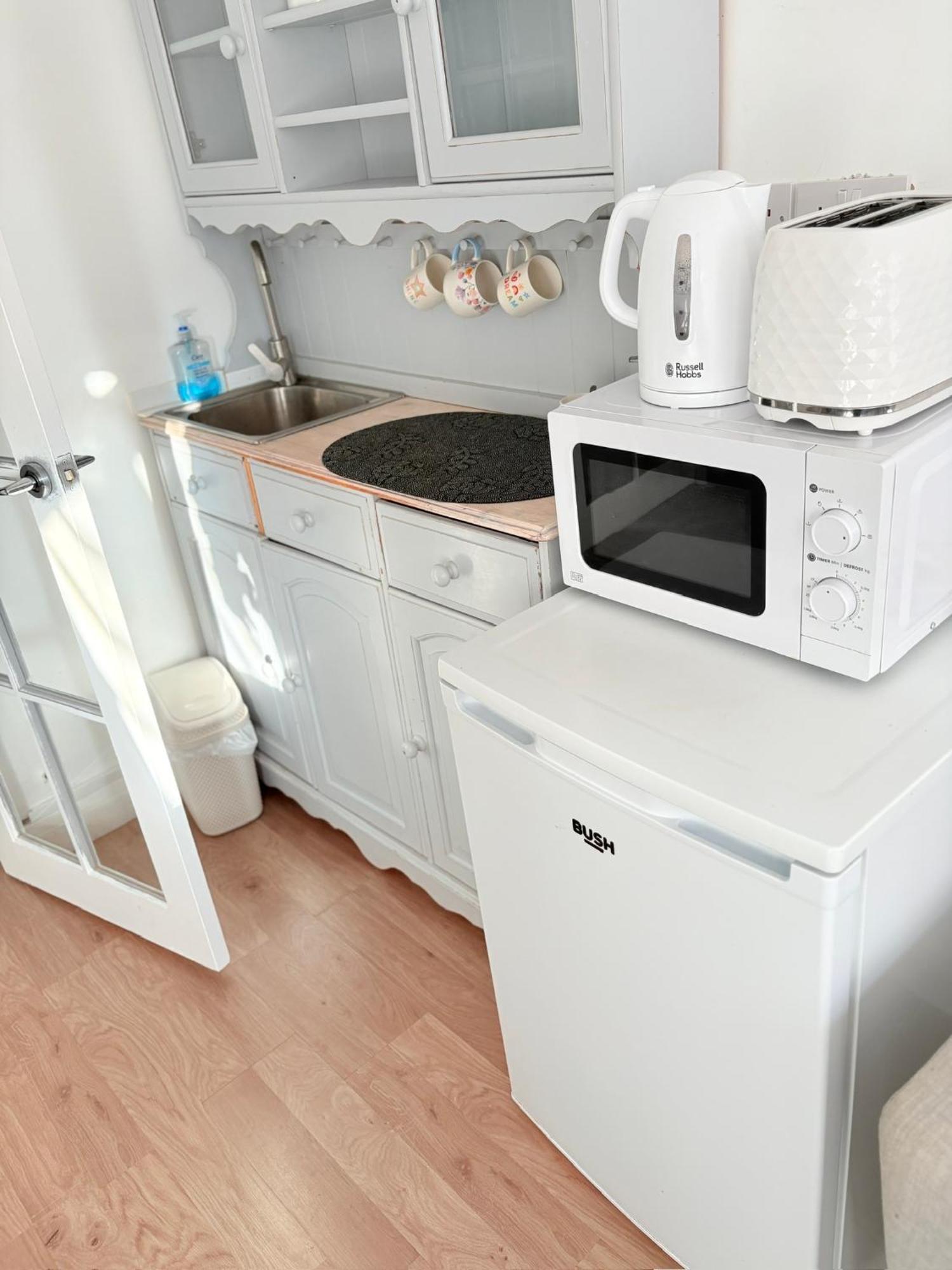 Luton Lodge - Newly Renovated Ideal For Short Stay, Close To Airport Train Station, Free Parking Off Street , Luxury Comfort In Low Price Екстериор снимка