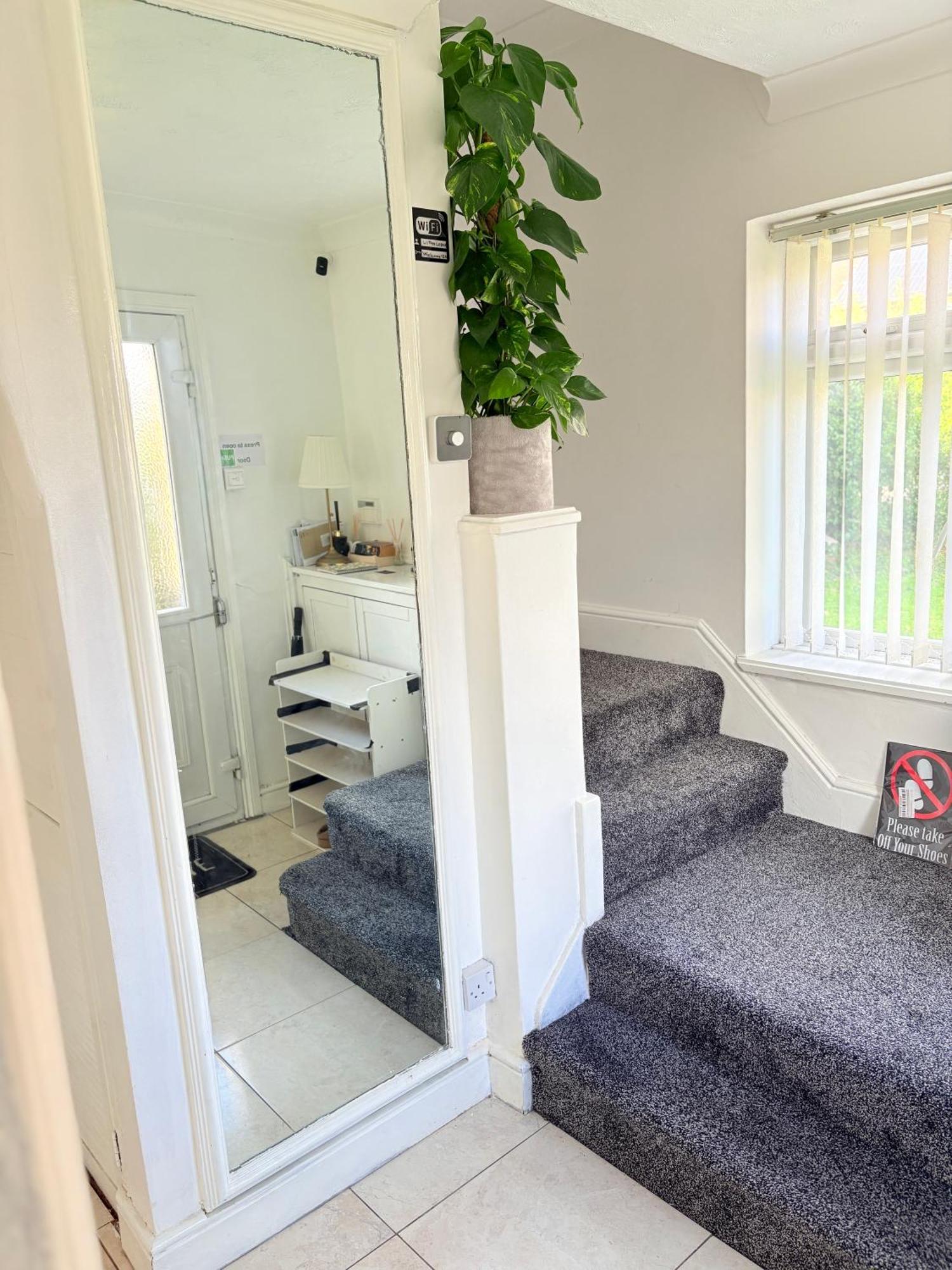 Luton Lodge - Newly Renovated Ideal For Short Stay, Close To Airport Train Station, Free Parking Off Street , Luxury Comfort In Low Price Екстериор снимка