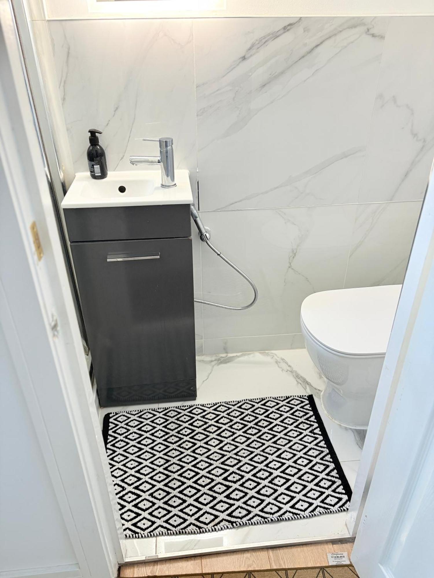 Luton Lodge - Newly Renovated Ideal For Short Stay, Close To Airport Train Station, Free Parking Off Street , Luxury Comfort In Low Price Екстериор снимка