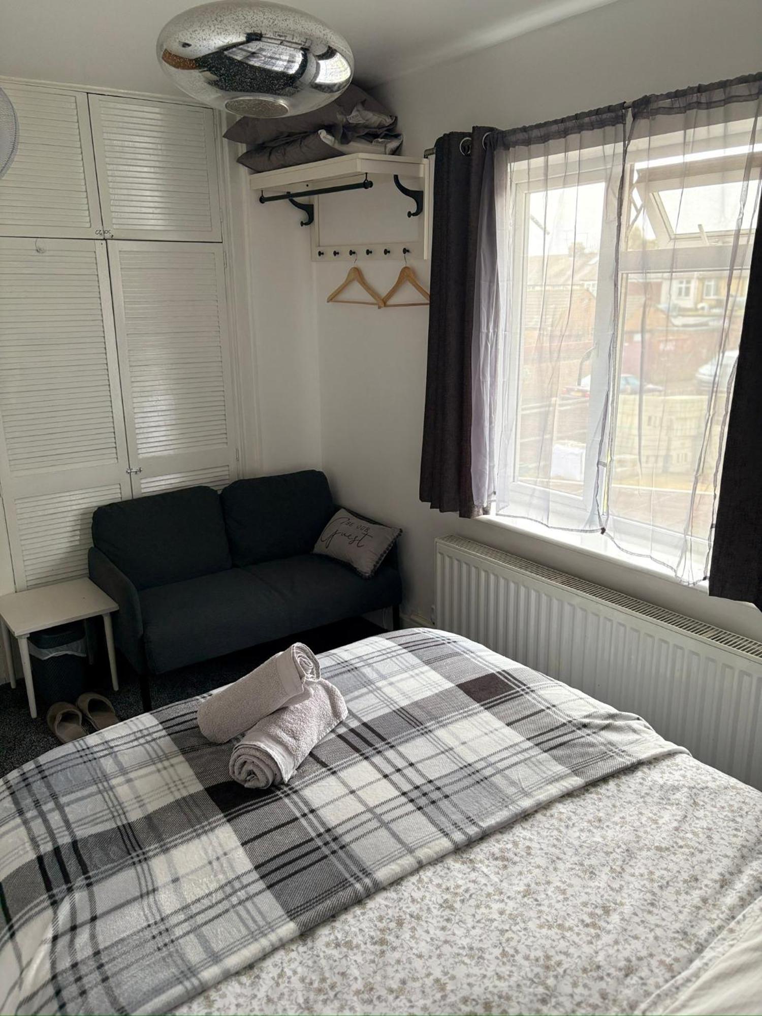 Luton Lodge - Newly Renovated Ideal For Short Stay, Close To Airport Train Station, Free Parking Off Street , Luxury Comfort In Low Price Екстериор снимка