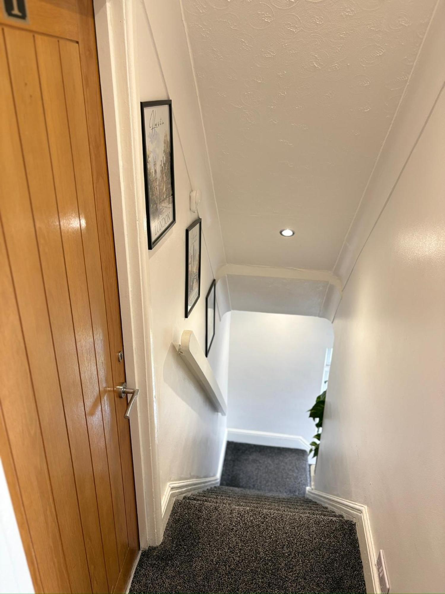 Luton Lodge - Newly Renovated Ideal For Short Stay, Close To Airport Train Station, Free Parking Off Street , Luxury Comfort In Low Price Екстериор снимка