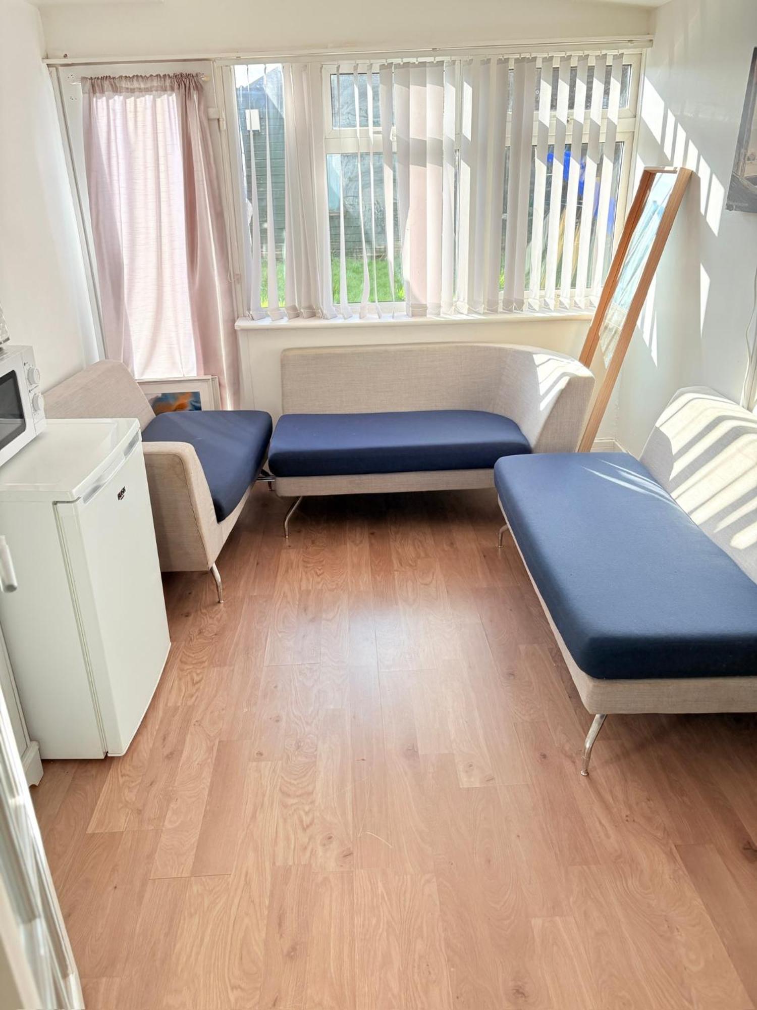 Luton Lodge - Newly Renovated Ideal For Short Stay, Close To Airport Train Station, Free Parking Off Street , Luxury Comfort In Low Price Екстериор снимка