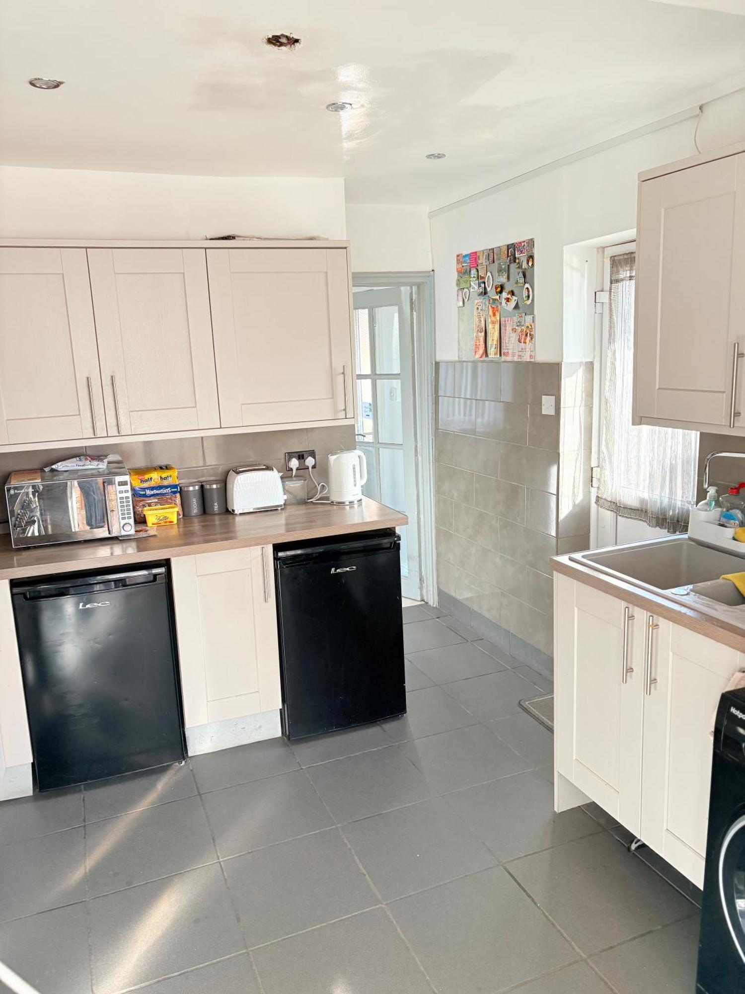Luton Lodge - Newly Renovated Ideal For Short Stay, Close To Airport Train Station, Free Parking Off Street , Luxury Comfort In Low Price Екстериор снимка