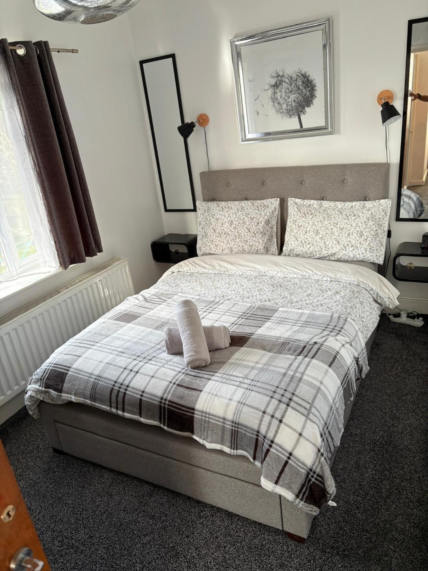 Luton Lodge - Newly Renovated Ideal For Short Stay, Close To Airport Train Station, Free Parking Off Street , Luxury Comfort In Low Price Екстериор снимка