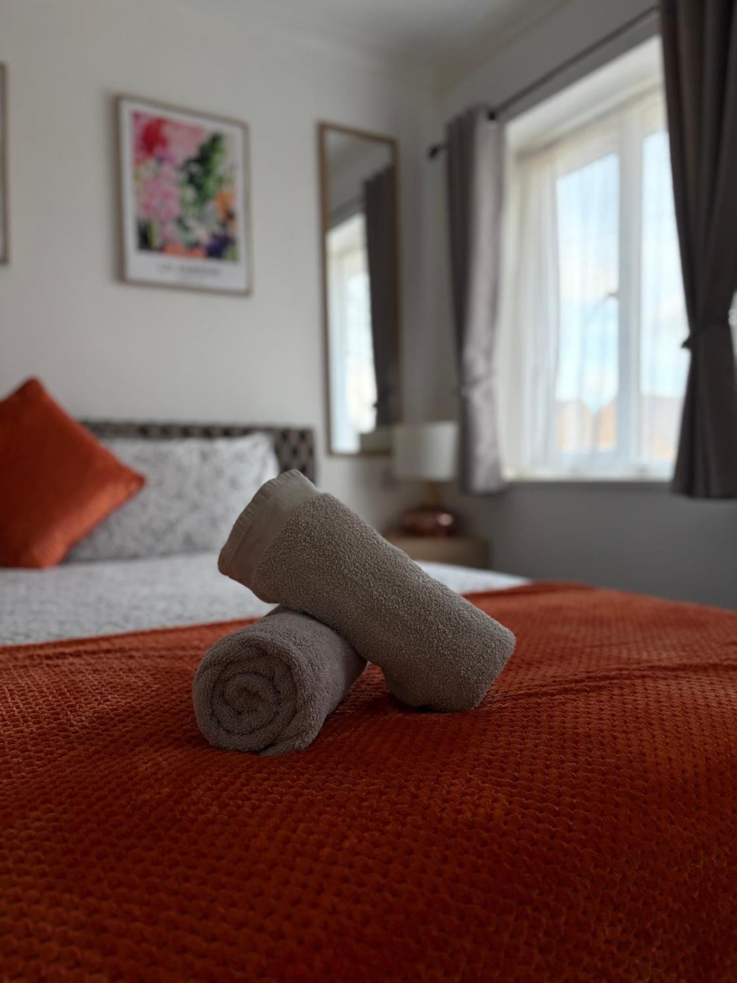 Luton Lodge - Newly Renovated Ideal For Short Stay, Close To Airport Train Station, Free Parking Off Street , Luxury Comfort In Low Price Екстериор снимка