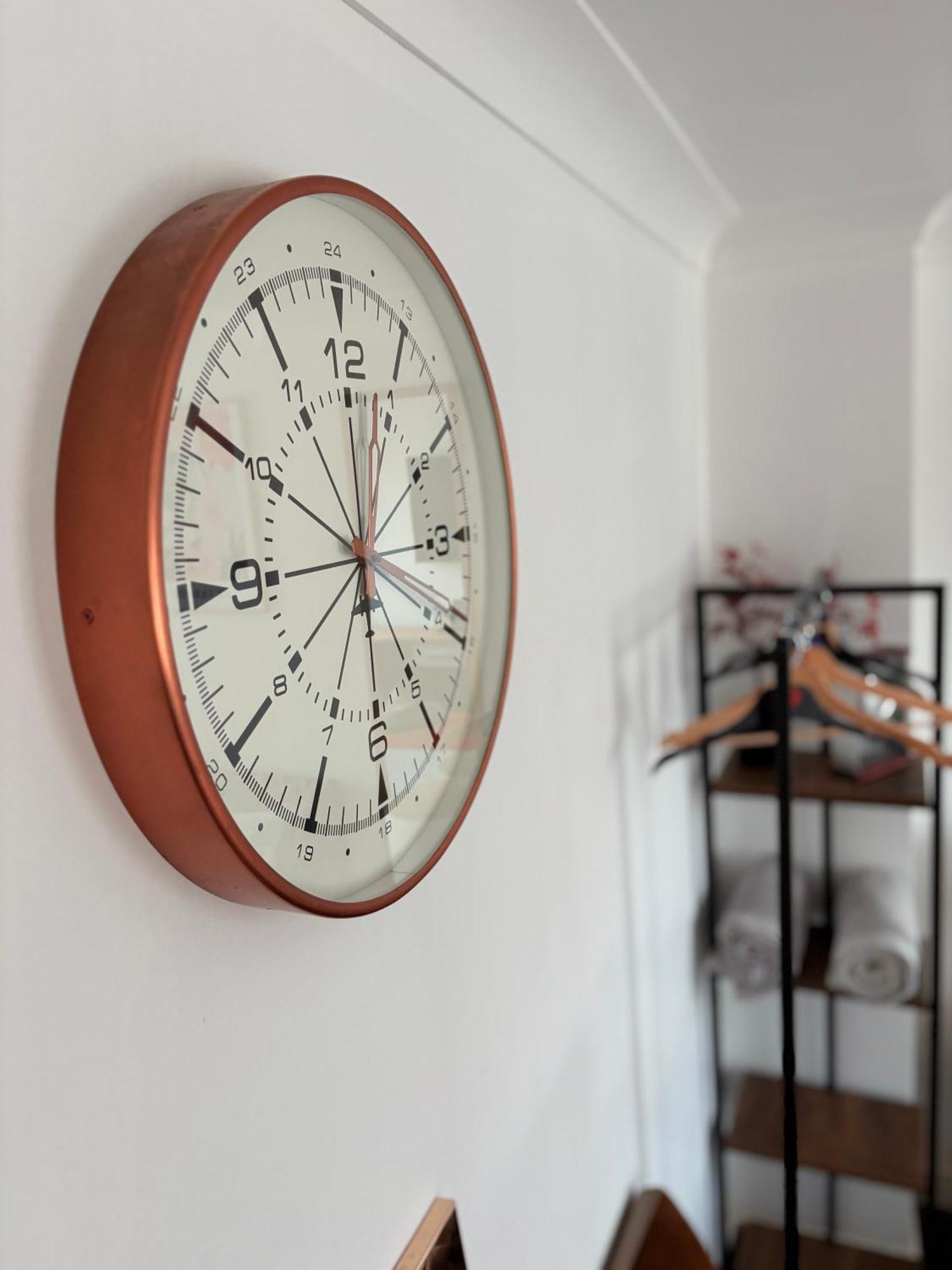 Luton Lodge - Newly Renovated Ideal For Short Stay, Close To Airport Train Station, Free Parking Off Street , Luxury Comfort In Low Price Екстериор снимка