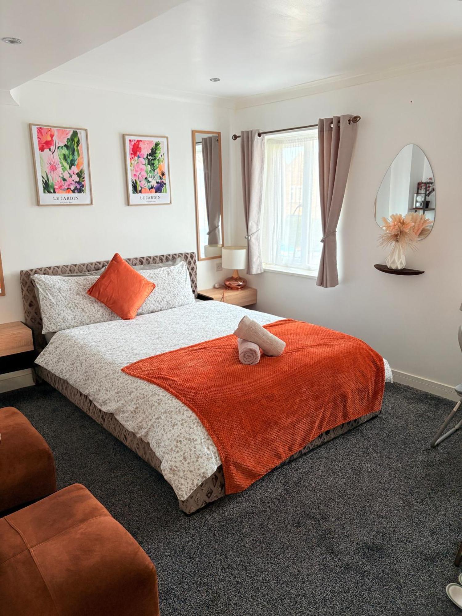 Luton Lodge - Newly Renovated Ideal For Short Stay, Close To Airport Train Station, Free Parking Off Street , Luxury Comfort In Low Price Екстериор снимка