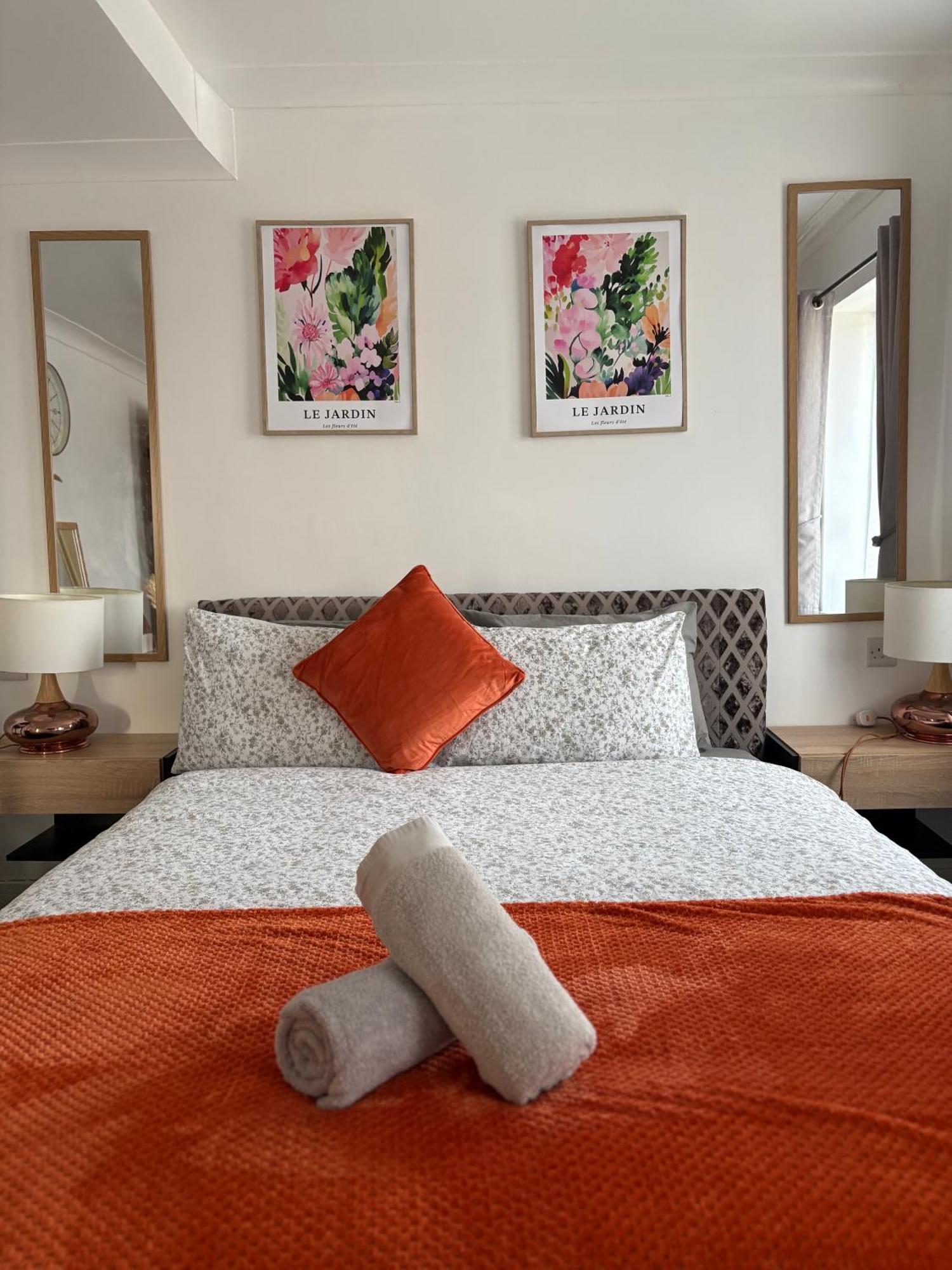 Luton Lodge - Newly Renovated Ideal For Short Stay, Close To Airport Train Station, Free Parking Off Street , Luxury Comfort In Low Price Екстериор снимка